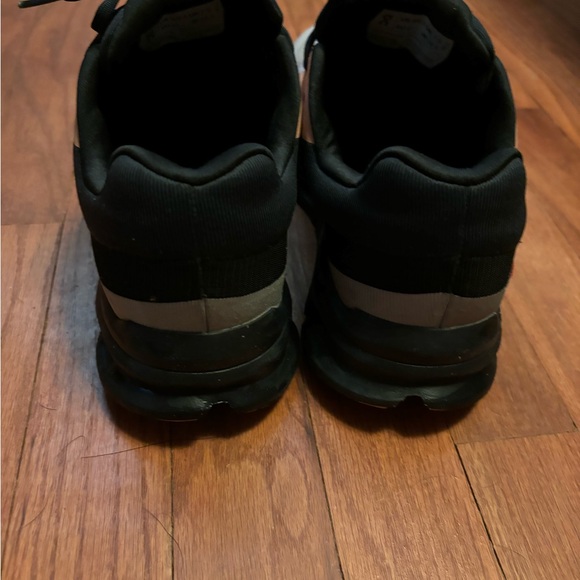 On running shoes size w9 - Picture 3 of 8